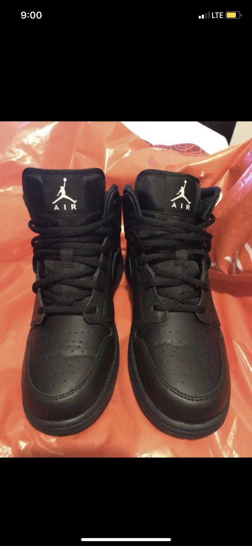 Jordans size 7 in excellent condition, black only worn once