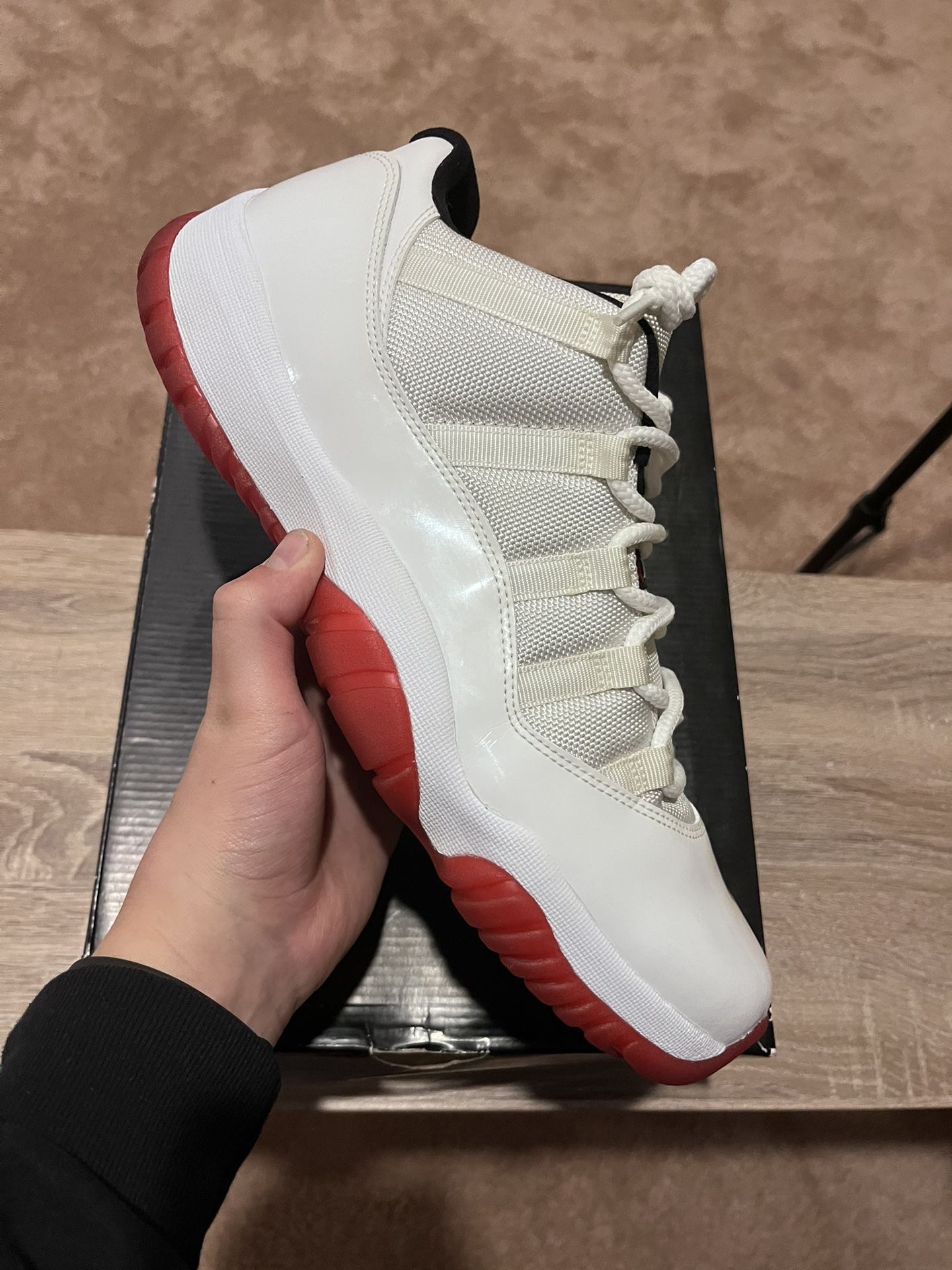 Jordan 11 Low ‘White Red’