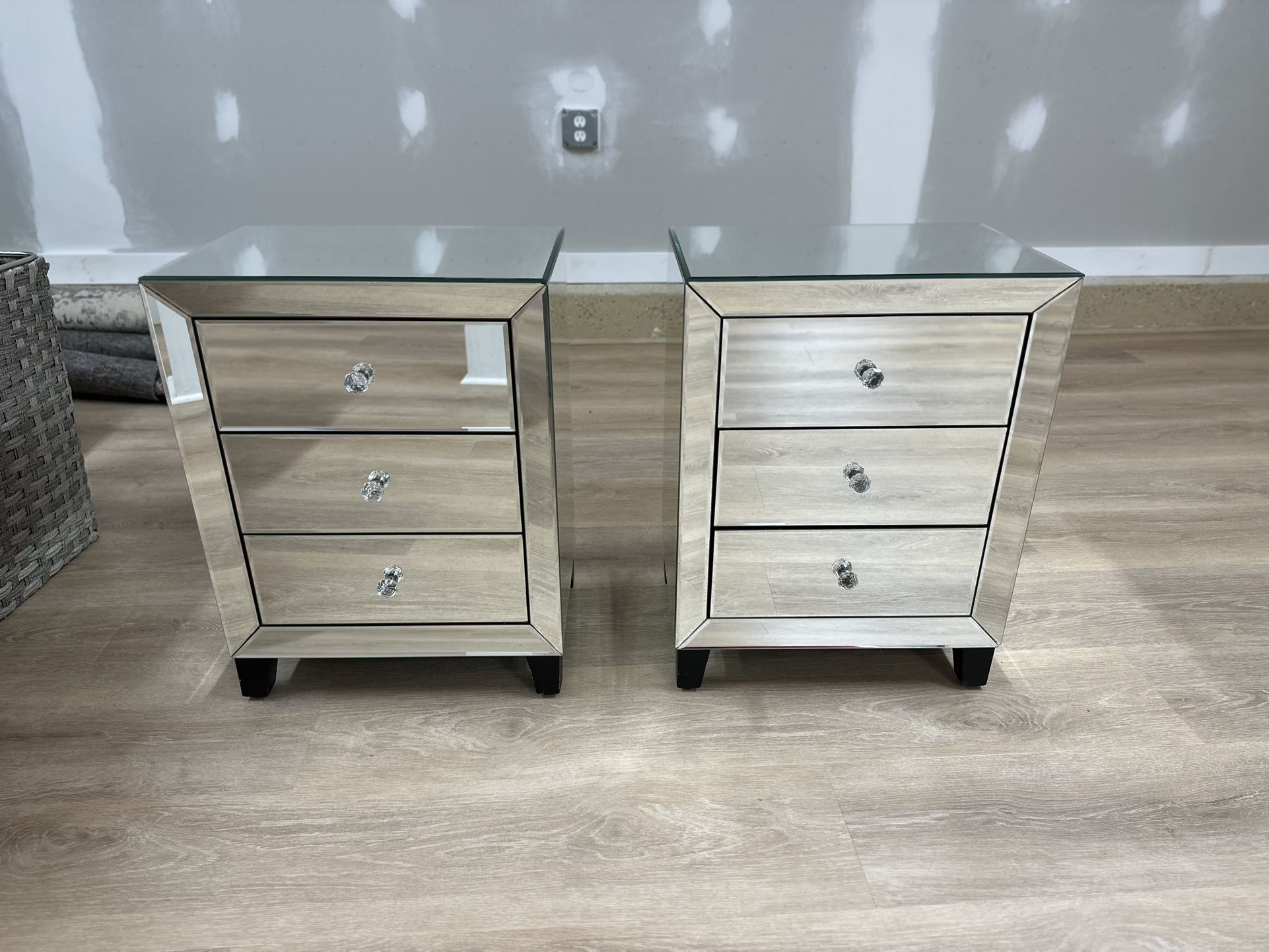 Mirrored 3-Drawer Nightstand 