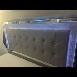 Queen Bed Set 200$
