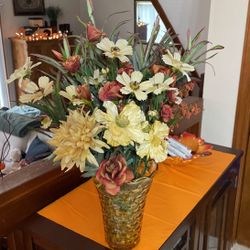 Beautiful Centerpiece  - Brown, Scalloped , Glass Vase With Flowers And Decorative Rocks