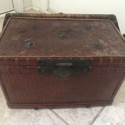 Very good Antique Portable retro bamboo basket with lid for lunch or storage box