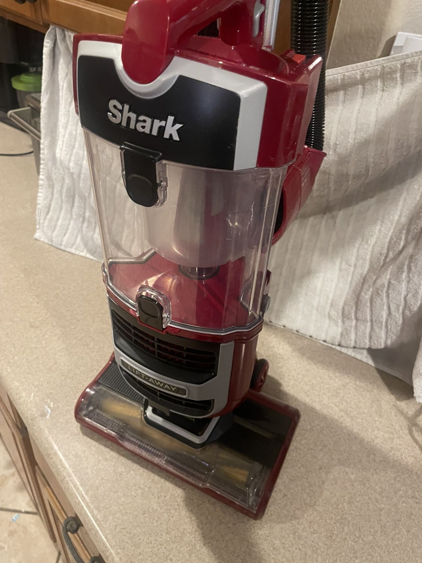 New Shark ZU561 Navigator Lift-Away Speed Self Cleaning Brushroll Lightweight Vacuum w/HEPA filter