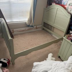 Queen bedroom set with desk, side table and dresser. 