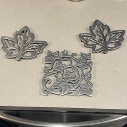 Heavy duty Raised Metal Trivet Trivets Heat Resistant Hot Pots Pans Food Table Protector  Leaf Leaves Decorative Dining Room Home Kitchen Decor 