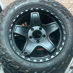 Sale. Tire. Llanta. Semi Nueva.
