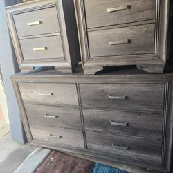 DRESSER WITH 2 NIGHT STAND VERY GOOD CONDITION 
