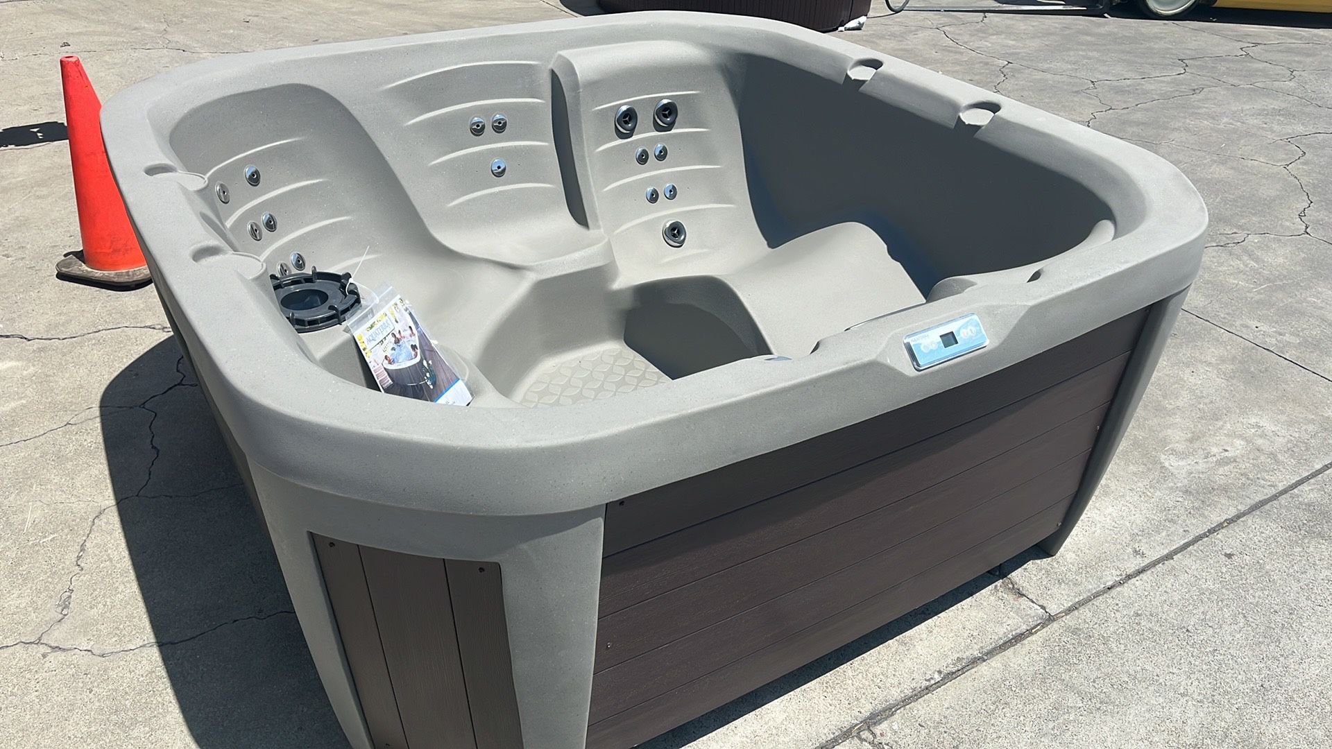 Aquaterra Brighton Spa Hot Tub 110v  Or 220v Convertible