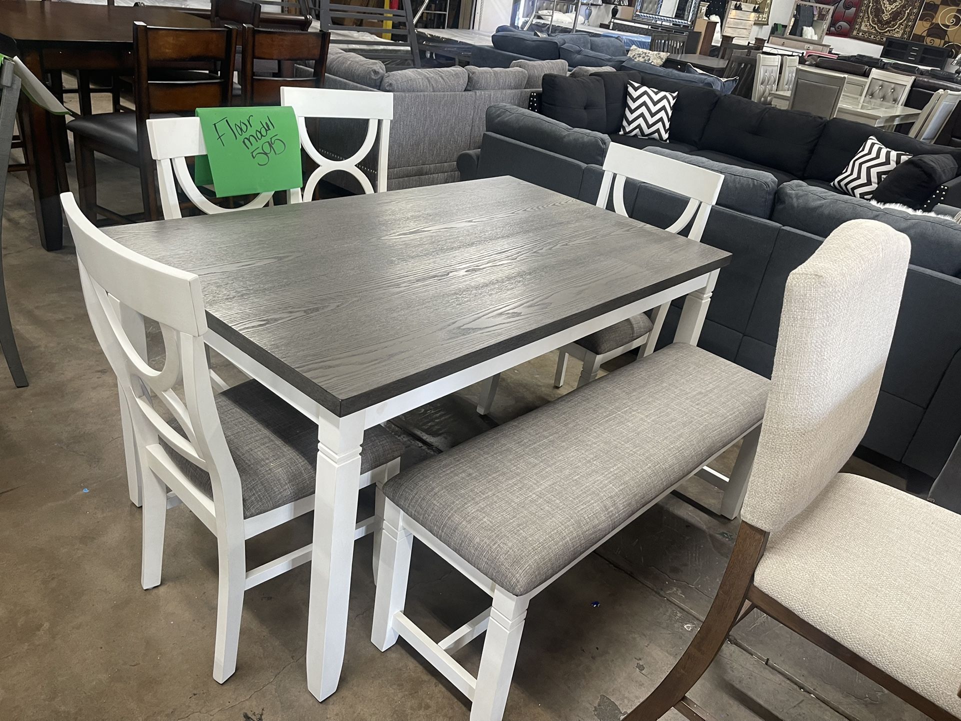 🖤🖤Cash deal firm❤️❤️ $499 floor model farm house table chairs and bench 