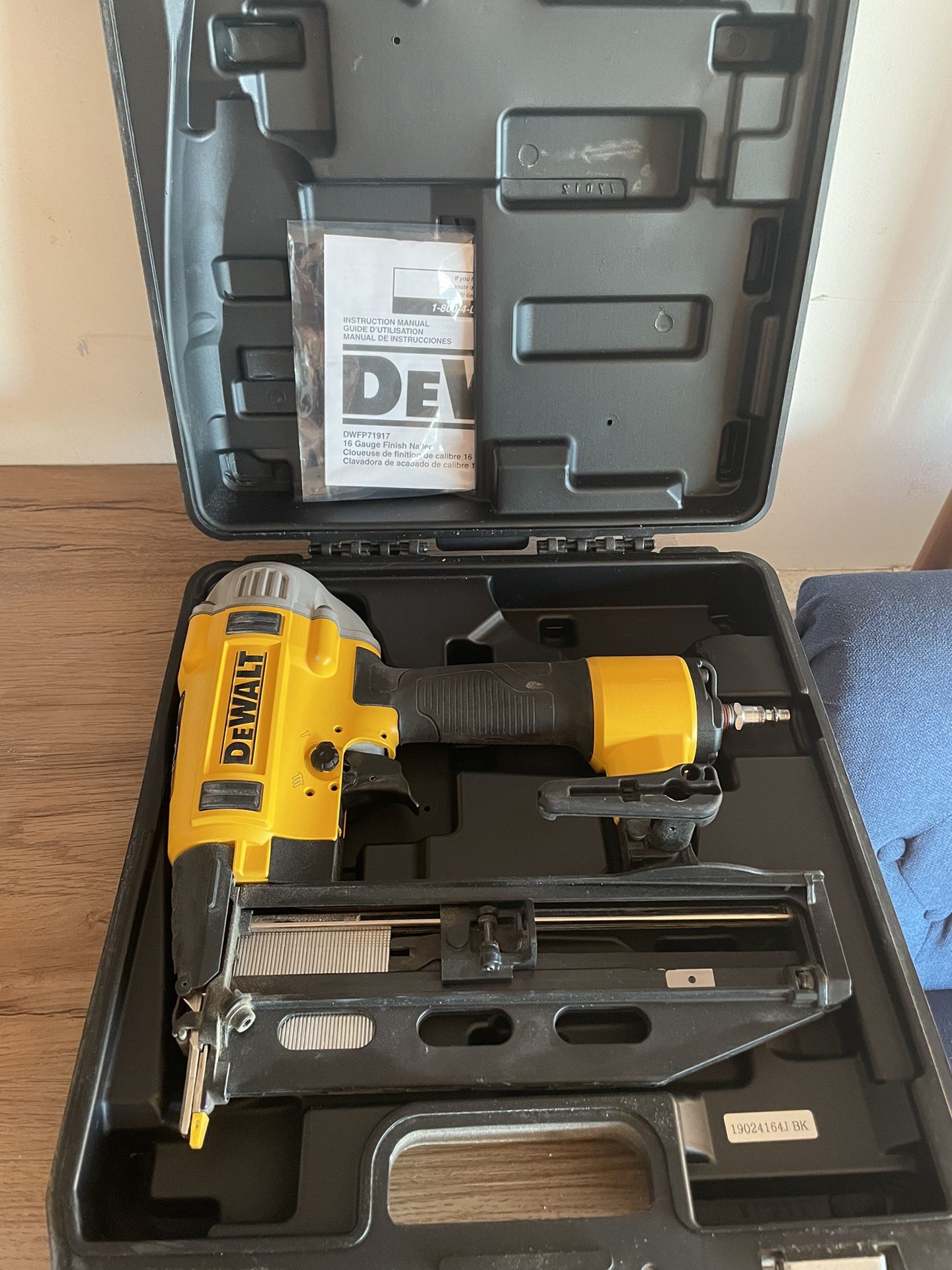 Dewalt Pneumatic 16 Gauge Nailer