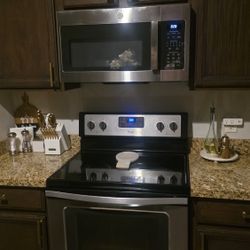 Electric Stove And Microwave 
