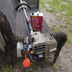 Echo SRM-210 gas-powered Straight-shaft 2- Stroke Weed Trimmer +++plus one can of 50:1 Fuel mixture