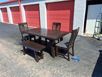 Farm House Rustic 5pc Dinning room table set only.