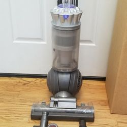 NEW cond DYSON ANIMAL BIG BALL VACUUM WITH COMPLETE ATTACHMENTS  , AMAZING POWER SUCTION  , WORKS EXCELLENT  , IN THE BOX 