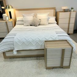 4 Pcs Bedroom Set.  Check Descripción 