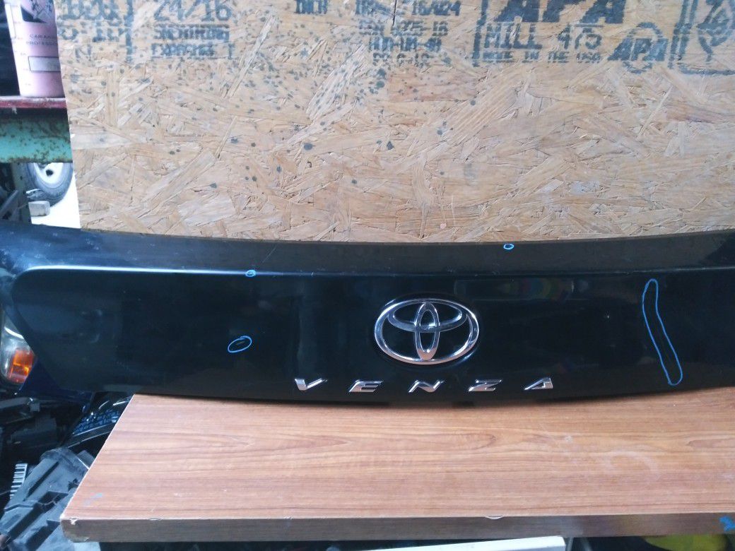 2009-2015 TOYOTA VENZA Rear Trunk Molding With Camera Included OEM Used