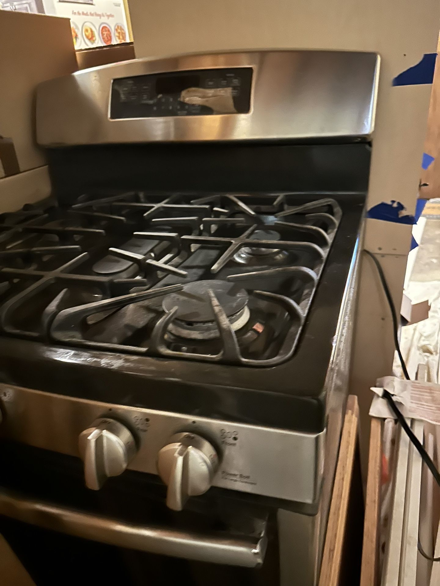 30” GE STAINLESS STEEL GAS STOVE 