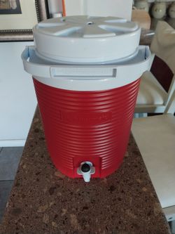 2GL RUBBERMAID WATER DISPENSER LIKE NEW USED ONCE only