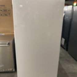   FRUF2020AW 33 Inch Freestanding Upright Freezer