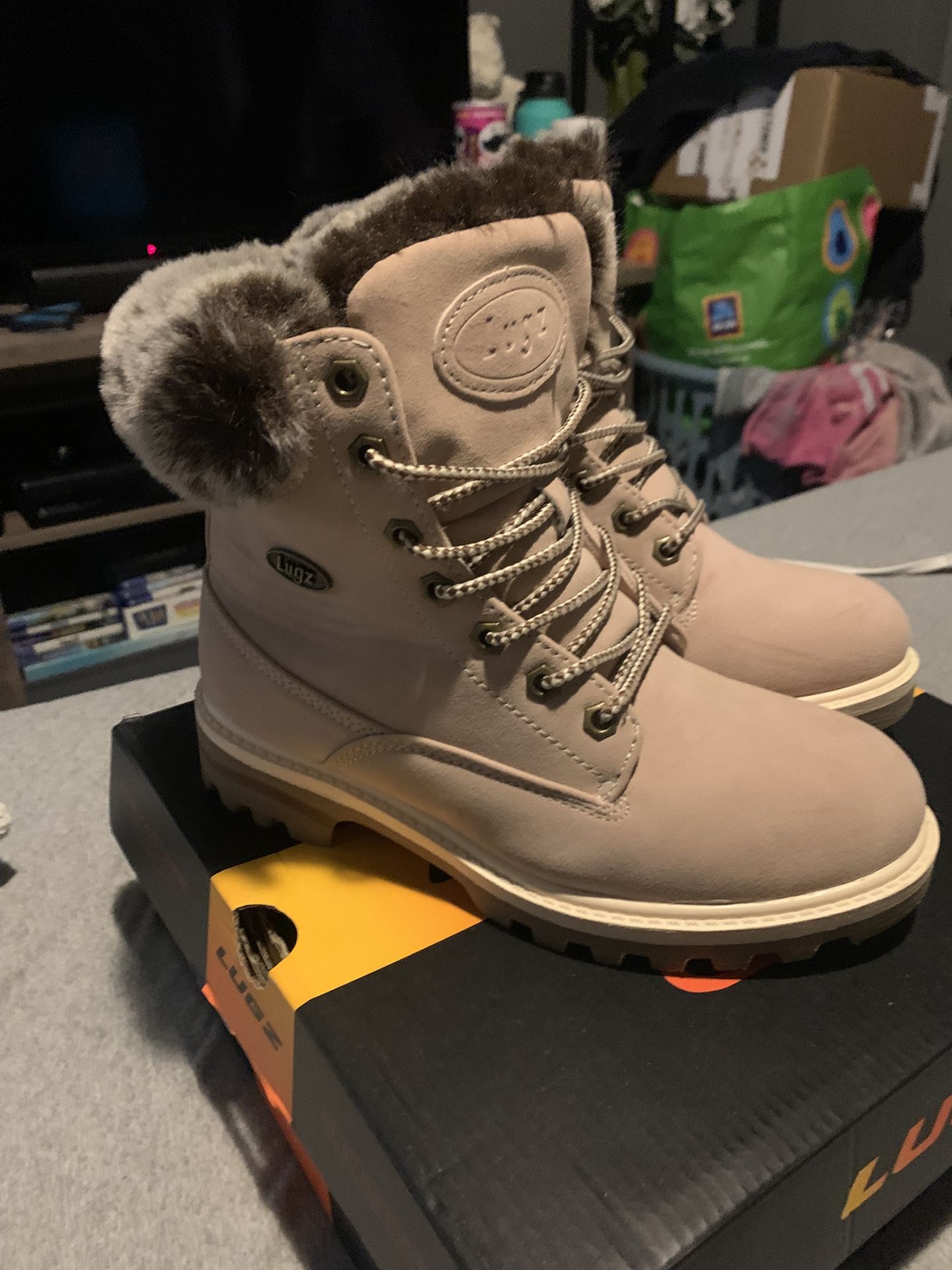 New Woman’s Lugz In Box Size 7