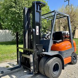 2016 TOYOTA FORKLIFT Dual Front Wheel. Triple Mast. Capacity 8000lb. Propane! No Issues, No Leaks! Ready For Work! Super Clean And Low Hours. 