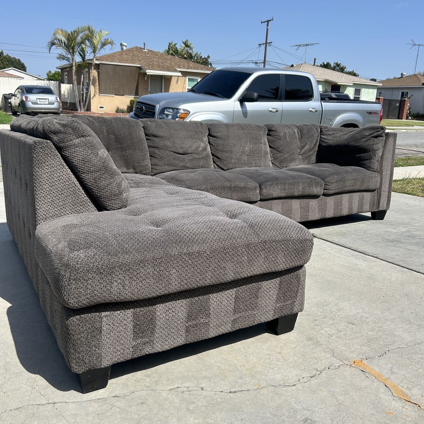 Living Spaces Sectional Couch Sofá With Storage Ottoman