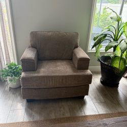 Oversized accent chair