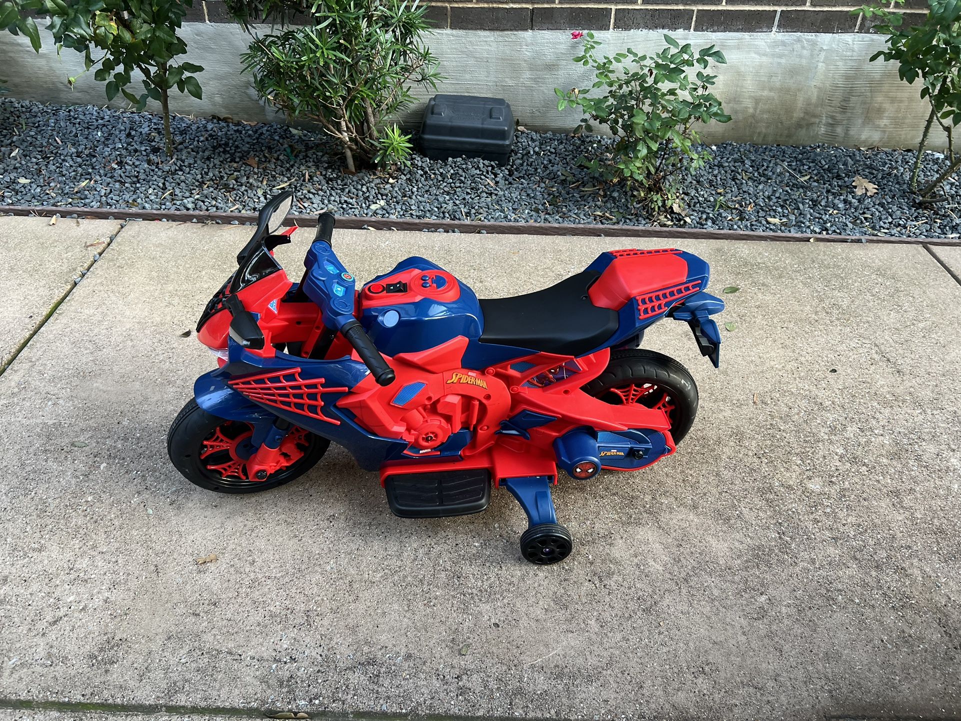 Spiderman 6V Motorcycle Ride On, for Kids, Ages 3+, Rechargeable Battery, up to 65lbs