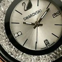 **2025** NEW FASHION (200 MOISSANITE DIMES) "SWAROVSK" QUARTZ STANILESS (ATM-10)  CALENDAR, SOFT STEEL METAL  BRACELET. DIAMETER: ( 36.5 MM.)