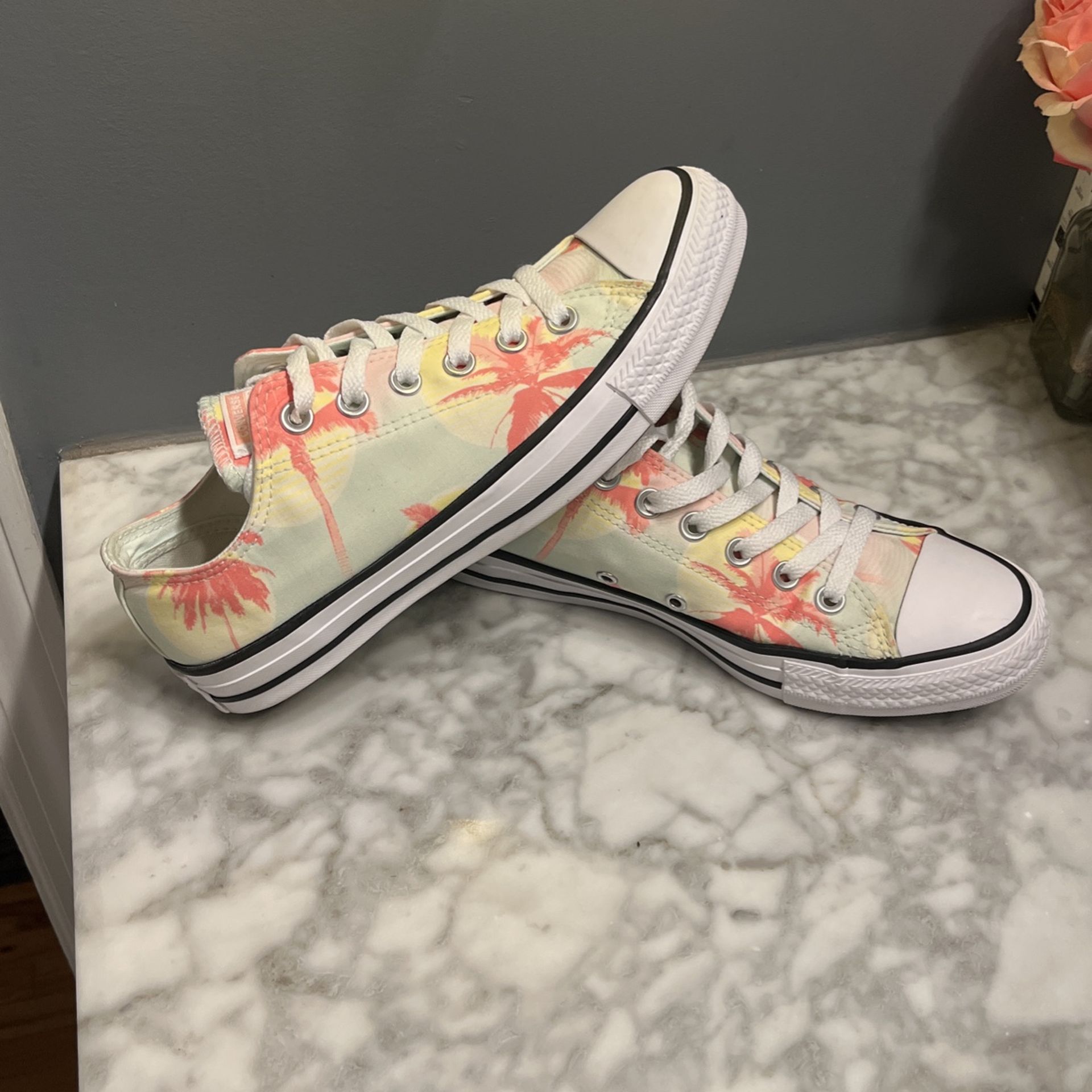 Women’s Converse All Star Size 8