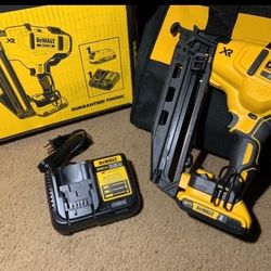 DEWALT 20V MAX XR 16-Gauge Electric Cordless Angled Finishing Nailer Kit
