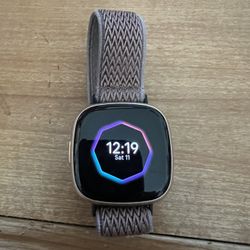 Fitbit Versa 4 Smartwatch in Gold