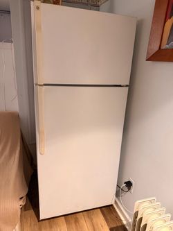 GE Top-Freezer Refrigerator White