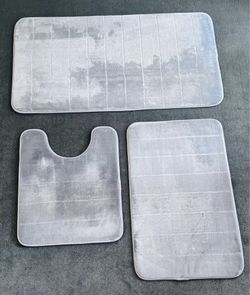 Moving out sale. Set of 3 bath rugs mat.