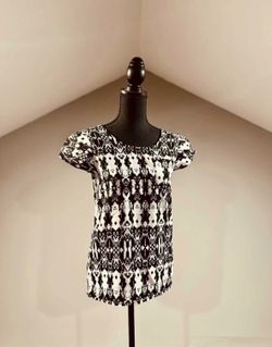 Like New XS Black & White Pattern Top