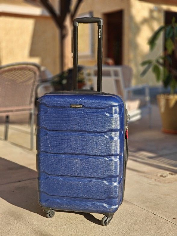 24" Medium Spinner Suitcase