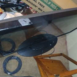 T v has a crack in it , but it is still works