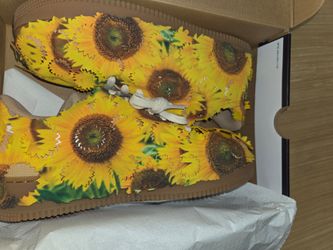 Brand new 10.5 mens /12womens Air force 1 ' 07 LX Sunflower Print cover