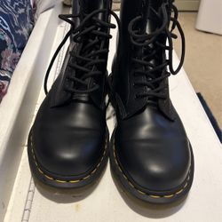 Dr Martens. 1460 It’s A Smooth Leather With Yellow Stitching 