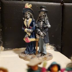 MINI SKULL COUPLE FIGURINE