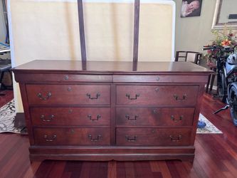 Queen Bed / Dresser/Mirror