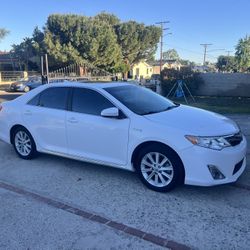 2013 Toyota Camry XLE Hybrid. Clean Title. One Owner