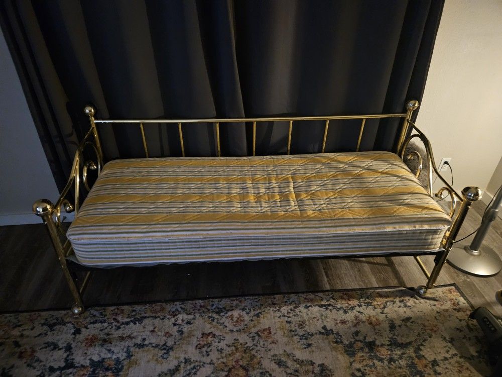 Rolling Metal Frame Daybed With Mattress
