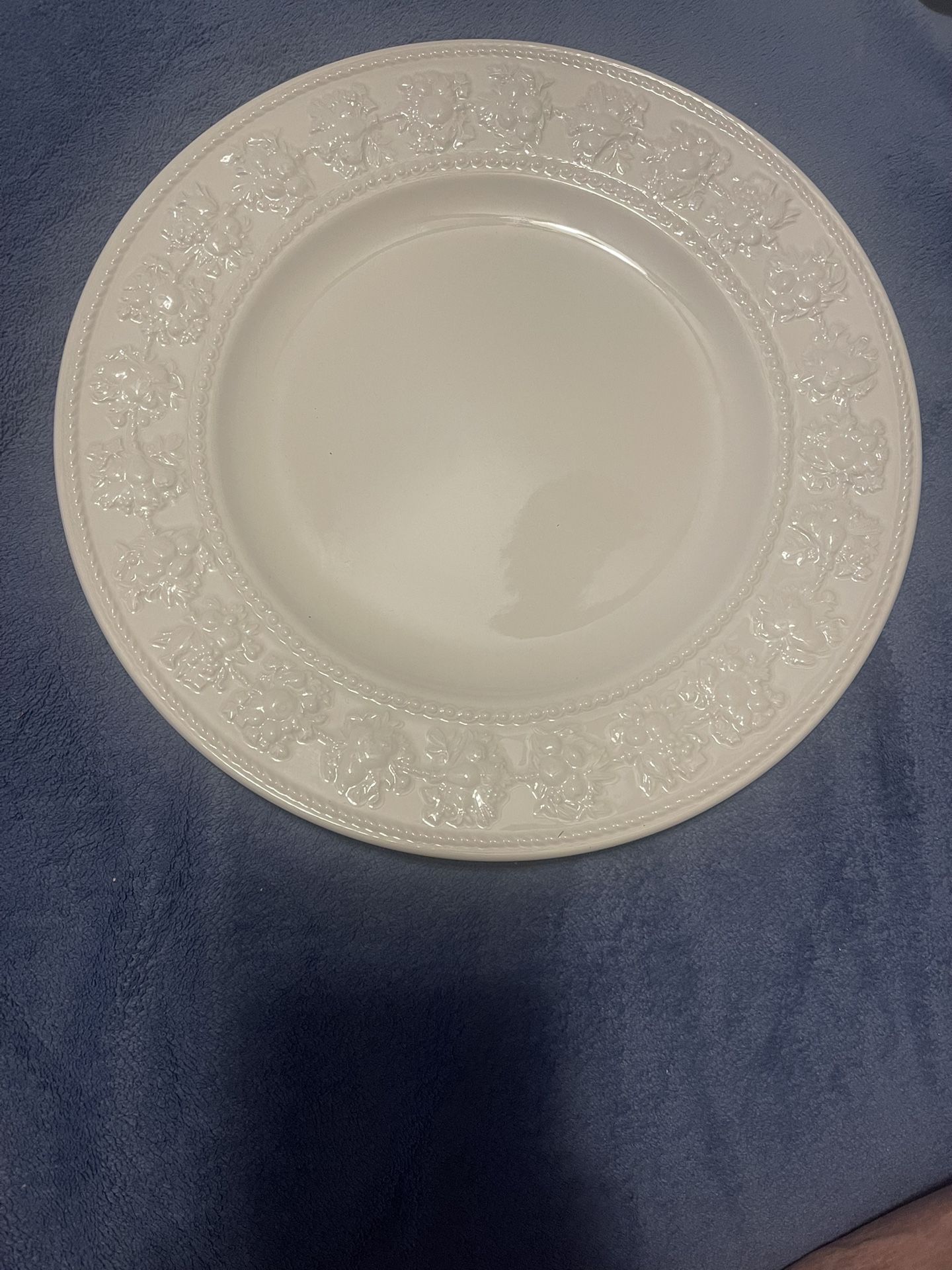Wedgewood Home Festivity Dinner Plates 4