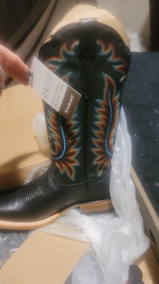 Size 7 Ariat Boots
