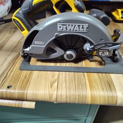 DeWalt Flex 60 V Max Cordless Brushless 7 1/4 In Circular Saw With Brake