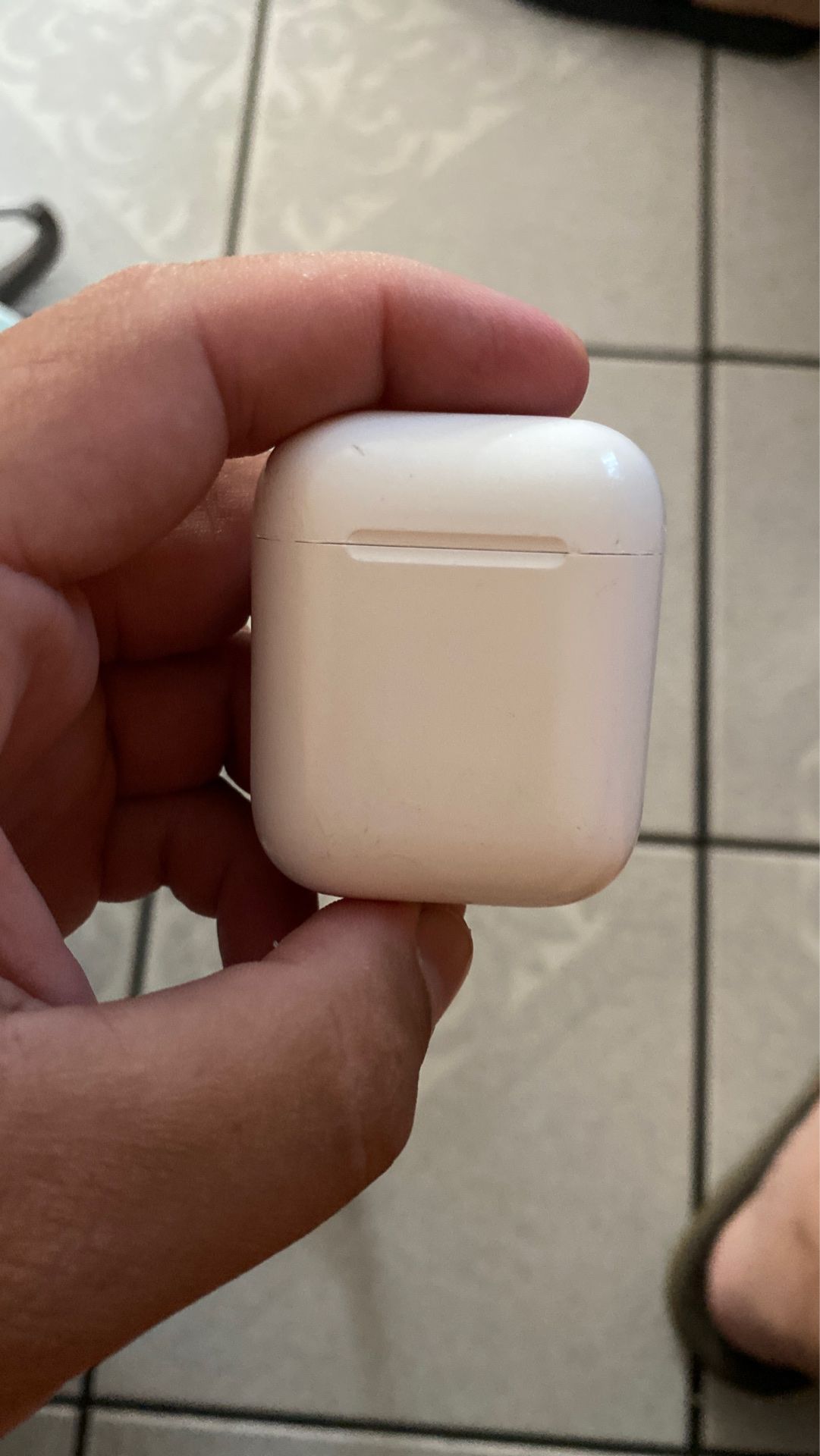 Selling AirPods but only has 1 AirPod