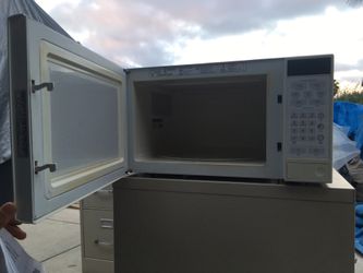 GE Turntable Microwave Oven JES1244WA001 21.75” W x 16.75” D x 12.25” H Buttons: Time Defrost Auto Defrost Popcorn Beverage Reheat (dish) Time cook