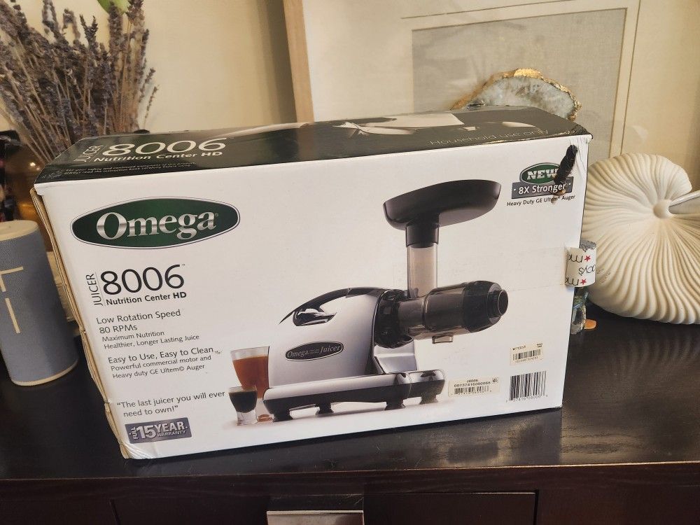Omega 8006 Juicer - Like New With Box