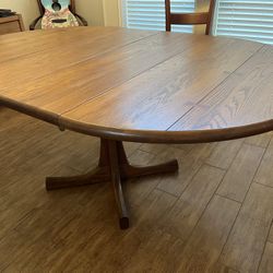 Solid Oak Dinning Table w/chairs